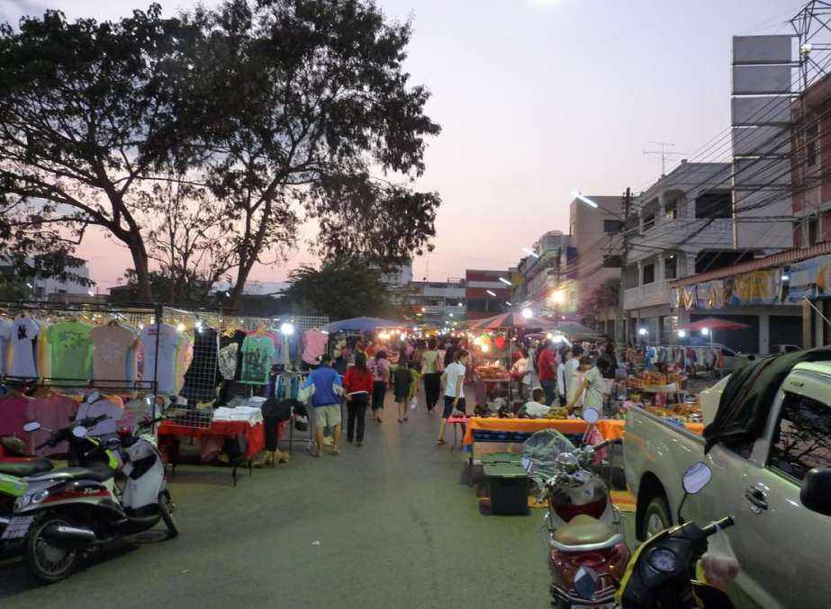 A view of Phayao Walking Street in the evening. 