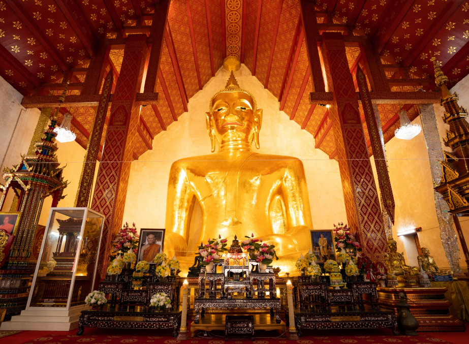 Watch the Giant Buddha statue at Wat Si Khom Kham