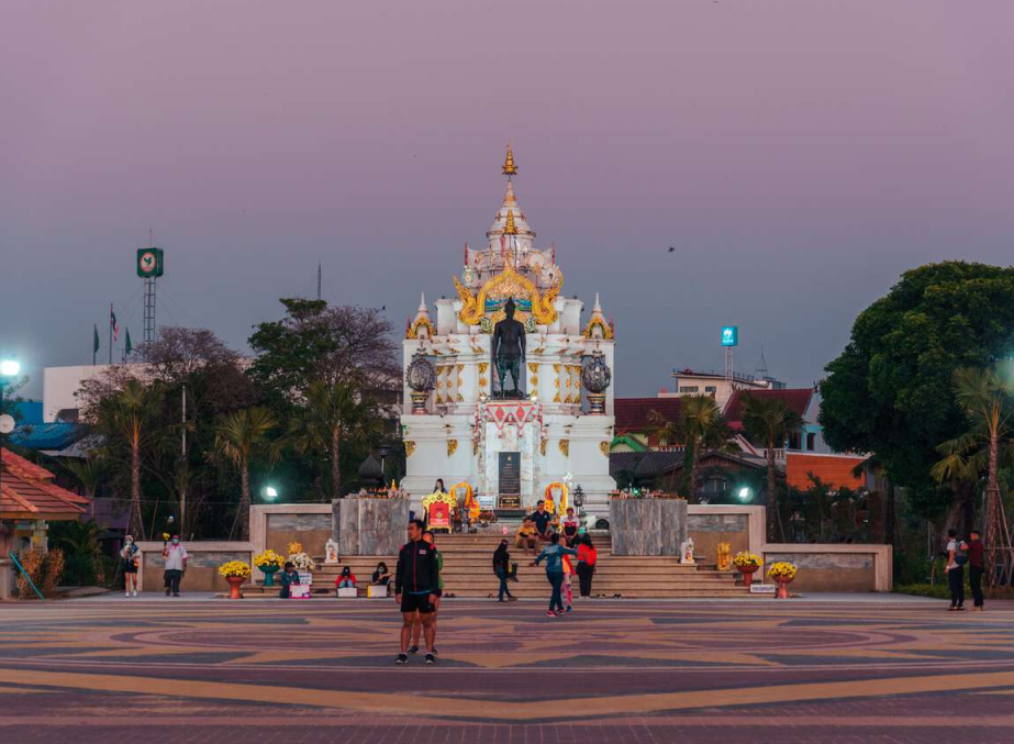 Take a Walk around Pho Khun Ngam Muang Monument